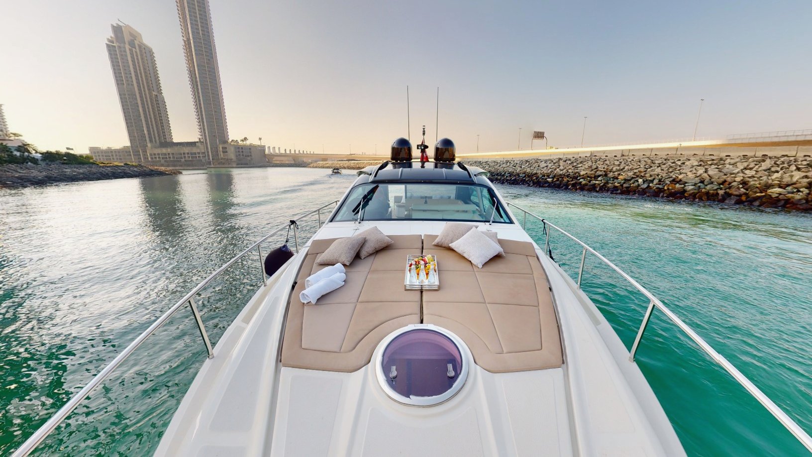 Pershing 5X Pearl White, photo 14