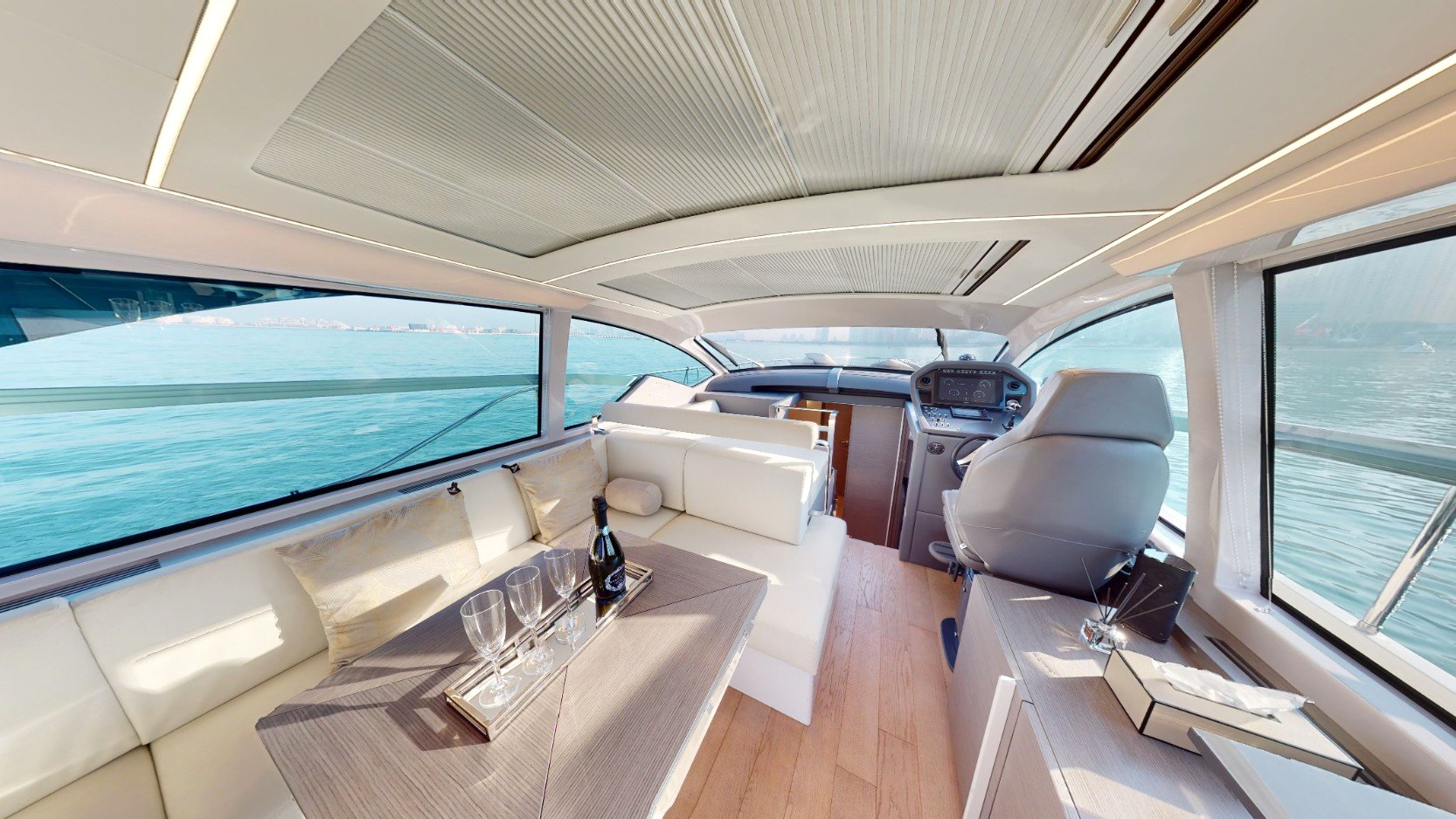 Pershing 5X Pearl White, photo 4