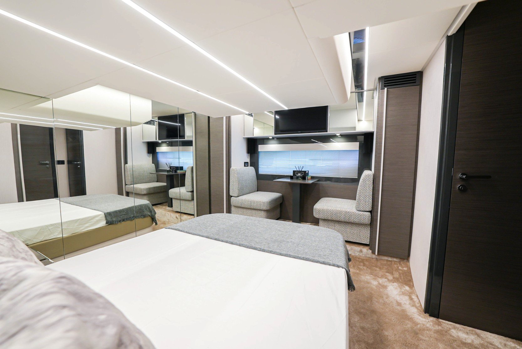 Pershing 5X Pearl White, photo 9