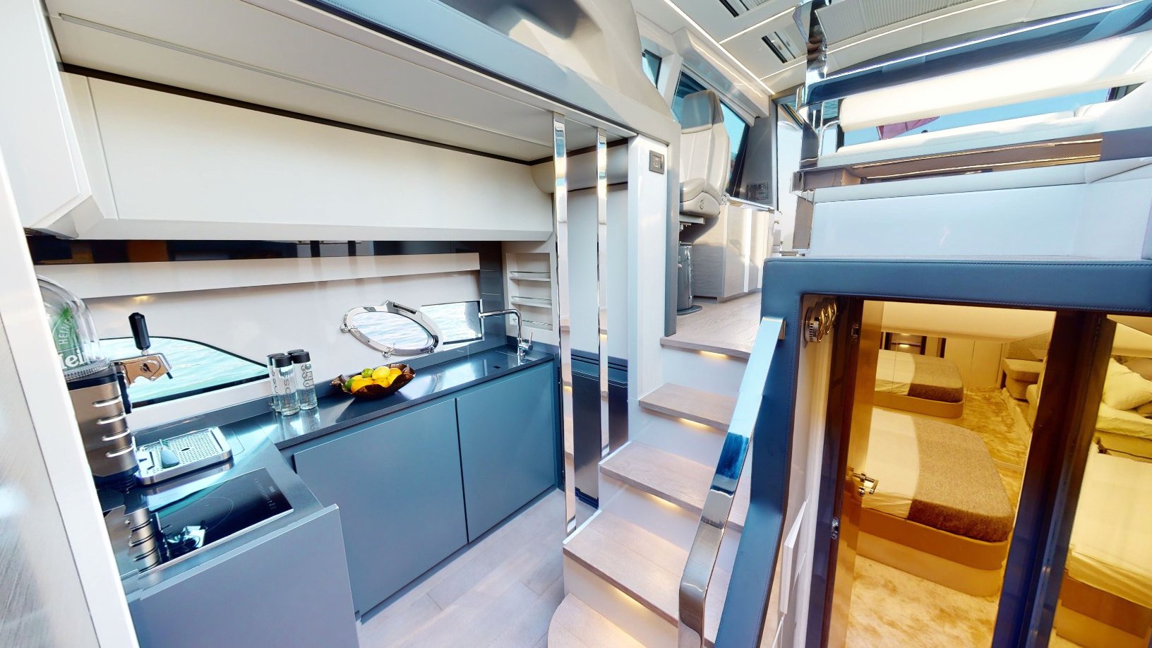 Pershing 5X Pearl White, photo 16