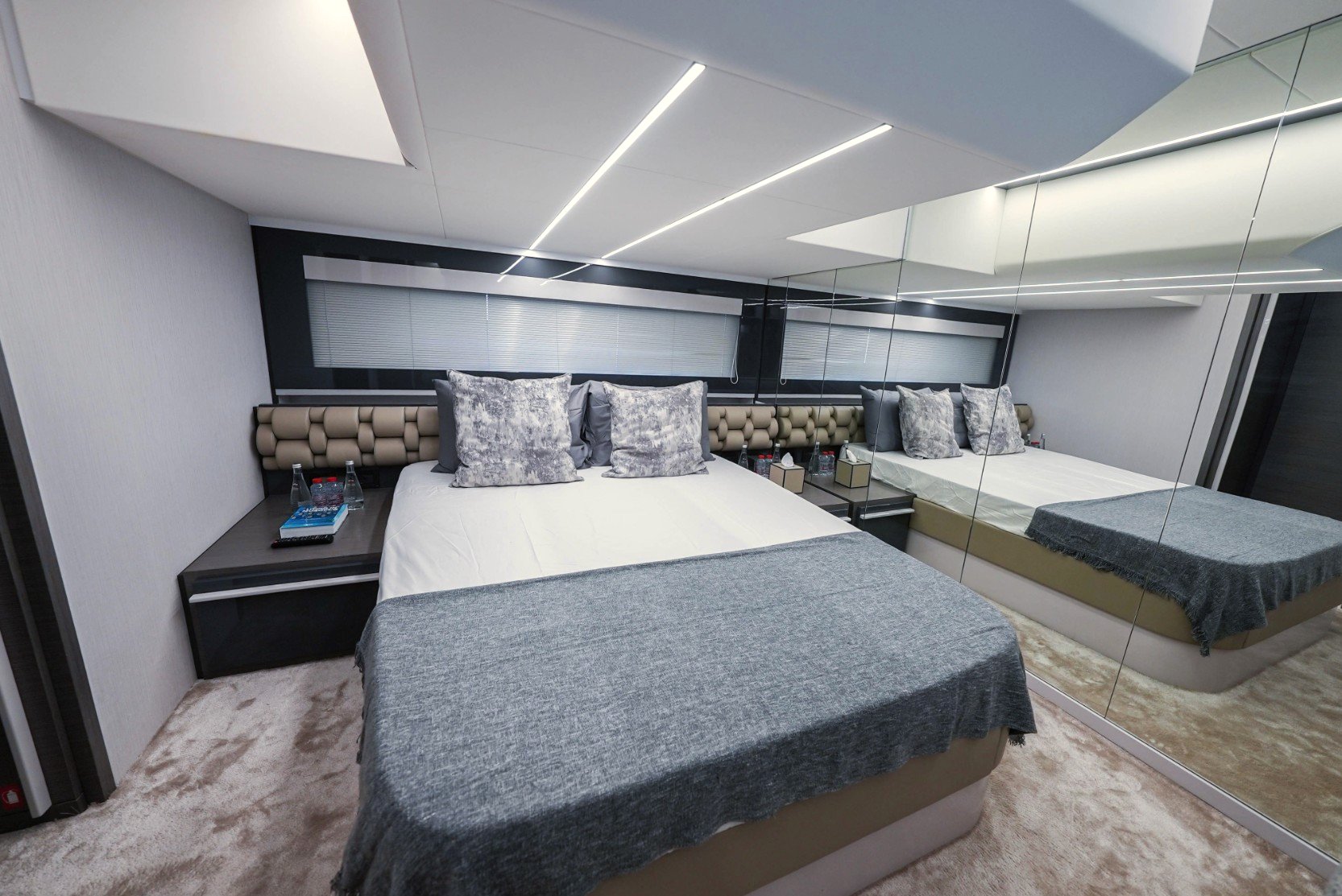 Pershing 5X Pearl White, photo 15